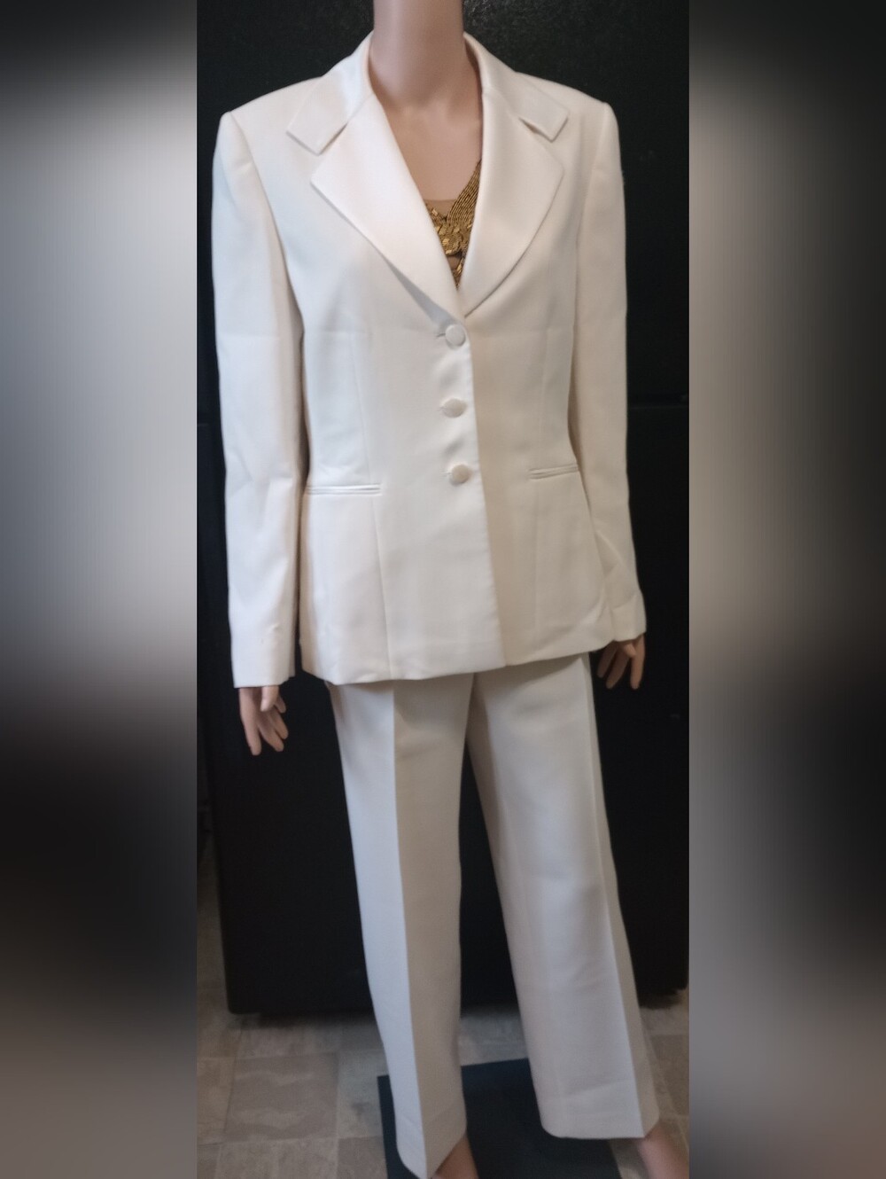Chic Ivory Women's Blazer and Trousers Set